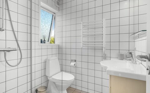 Tabetha - 800M from the Sea: Loodgieterswerkinrichting, Flooring, Wc Bril, Badkamer, Verdieping, Toilet, Interieur Ontwerp, Loodgieter, Tegel, Wastafel