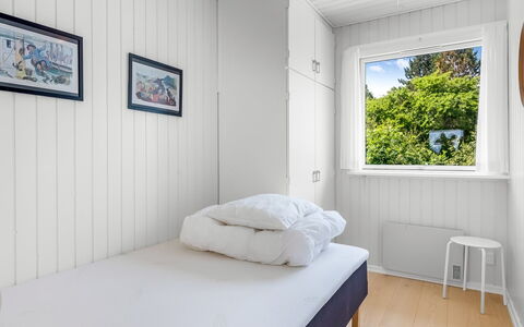 Tabetha - 800M from the Sea: Hout, Slaapkamer, Bed, Flooring, Verdieping, Bedding, Laken, Bed Frame, Hardwood, Plank