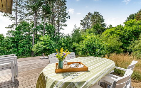 Tabetha - 800M from the Sea: Meubilair, Stoel, Tafel, Buitenmeubels, Struik, Keuken En Eettafel, Buitentafel, Tuin, Schaduw, Eco Hotel