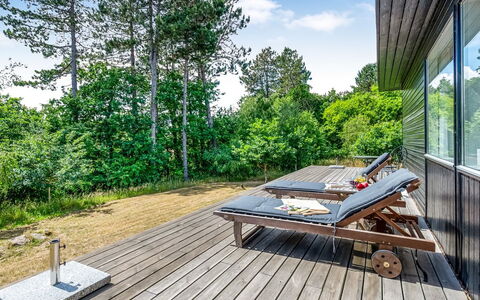 Tabetha - 800M from the Sea: Hout, Hardwood, Houten Vloer, Dek, Plank, Tuin, Schaduw, Eco Hotel, Beits, Buitenmeubels