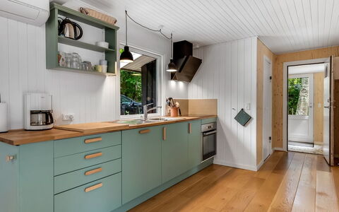 Hejne - 600M from the Sea: Keuken, Countertop, Toestel Van De Keuken, Hout, Flooring, Interieur Ontwerp, Major Appliance, Cabinetry, Meubilair, Verdieping