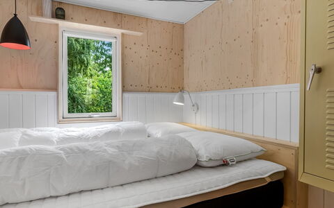 Hejne - 600M from the Sea: Muur, Slaapkamer, Hout, Interieur Ontwerp, Bed, Meubilair, Flooring, Verdieping, Plafond, Laken