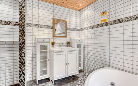 Alivia - 500M from the Sea: Muur, Flooring, Loodgieterswerkinrichting, Verdieping, Interieur Ontwerp, Badkamer, Tegel, Loodgieter, Plafond, Samengesteld Materiaal