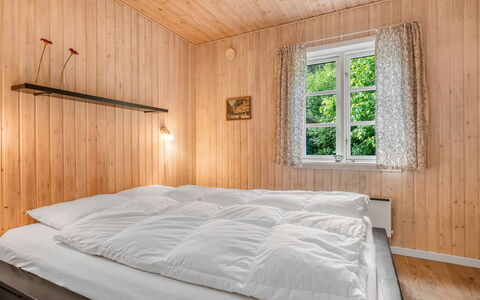 Alivia - 500M from the Sea: Bed, Slaapkamer, Hout, Laken, Interieur Ontwerp, Verdieping, Bedding, Flooring, Plafond, Bed Frame