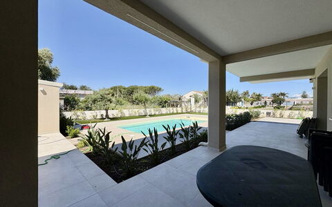 Villa Marzia - Augusta: Architectuur, Woongebied, Huis, Samengesteld Materiaal, Landgoed, Beton, Schaduw, Tuin, Flagstone, Landscaping