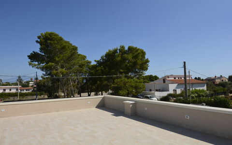 Villa Marzia - Augusta: Verdieping, Samengesteld Materiaal, Schaduw, Beton, Tegel, Flagstone, Daylighting, Balkon