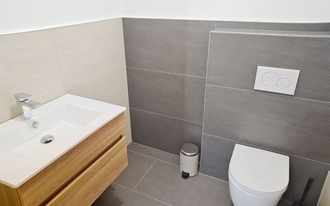 Eben: Flooring, Verdieping, Toilet, Wc Bril, Loodgieterswerkinrichting, Badkamer, Interieur Ontwerp, Tegel, Loodgieter, Wastafel In De Badkamer