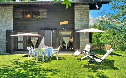 Le Mayen D'Ovronnaz: Huis, Huis, Verblijf, Tuin, Groundcover, Deur, Werf, Backyard, Siding, Gazon