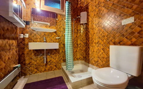Le Mayen D'Ovronnaz: Interieur Ontwerp, Loodgieterswerkinrichting, Flooring, Hout, Verdieping, Badkamer, Loodgieter, Verlichting, Kraan, Tegel