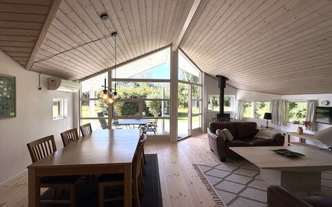 Veljan - 300M from the Sea: Hout, Plafond, Interieur Ontwerp, Huis, Verdieping, Deur, Verblijf, Hardwood, Woonkamer, Lichte Inrichting