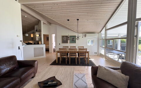 Veljan - 300M from the Sea: Flooring, Interieur Ontwerp, Verdieping, Hout, Plafond, Meubilair, Houten Vloer, Bankstel, Huis, Woonkamer