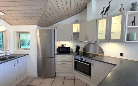 Veljan - 300M from the Sea: Keuken, Countertop, Interieur Ontwerp, Flooring, Cabinetry, Toestel Van De Keuken, Plafond, Lichte Inrichting, Major Appliance, Meubilair