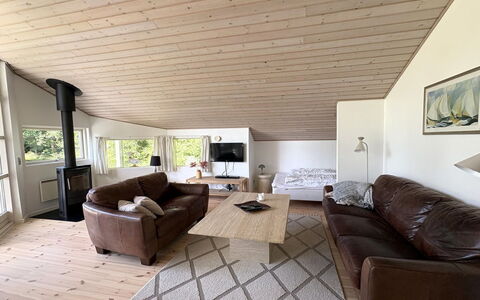 Veljan - 300M from the Sea: Interieur Ontwerp, Flooring, Verdieping, Bankstel, Hout, Plafond, Meubilair, Houten Vloer, Woonkamer, Kamer