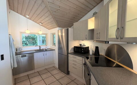 Veljan - 300M from the Sea: Keuken, Countertop, Interieur Ontwerp, Flooring, Plafond, Hout, Major Appliance, Lichte Inrichting, Toestel Van De Keuken, Cabinetry