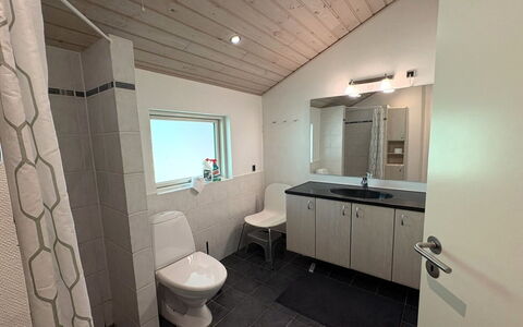 Veljan - 300M from the Sea: Loodgieterswerkinrichting, Flooring, Verdieping, Interieur Ontwerp, Wastafel, Hout, Plafond, Badkamer, Wastafel In De Badkamer, Kraan