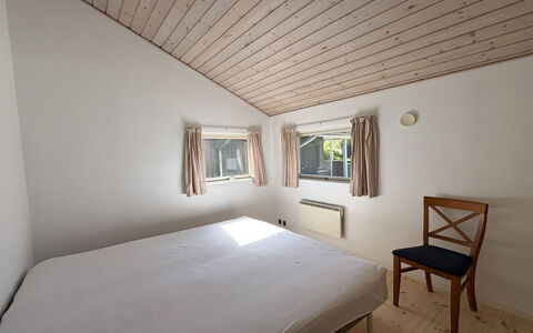 Veljan - 300M from the Sea: Muur, Verdieping, Hout, Bed, Plafond, Interieur Ontwerp, Slaapkamer, Flooring, Meubilair, Laken