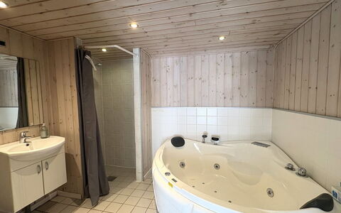 Veljan - 300M from the Sea: Verdieping, Flooring, Loodgieterswerkinrichting, Interieur Ontwerp, Bad, Badkamer, Hout, Plafond, Kamer, Loodgieter