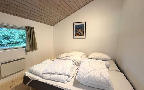 Veljan - 300M from the Sea: Slaapkamer, Bed, Laken, Bedding, Plafond, Huis, Bed Frame, Kamer, Linens, Hoofdkussen