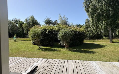 Veljan - 300M from the Sea: Struik, Land Lot, Tuin, Schaduw, Gazon, Groundcover, Dek, Backyard, Hardwood