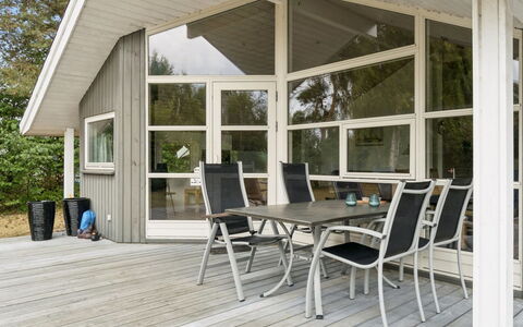 Veljan - 300M from the Sea: Hout, Veranda, Verblijf, Dek, Plafond, Hardwood, Schaduw, Siding, Plank, Landgoed