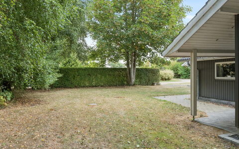 Veljan - 300M from the Sea: Struik, Tuin, Groundcover, Gazon, Schaduw, Woody Plant, Backyard, Landscaping, Landgoed, Werf