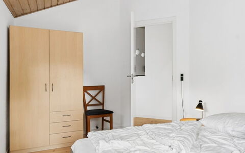 Veljan - 300M from the Sea: Meubilair, Interieur Ontwerp, Muur, Flooring, Hout, Verdieping, Slaapkamer, Bed, Plafond, Houten Vloer