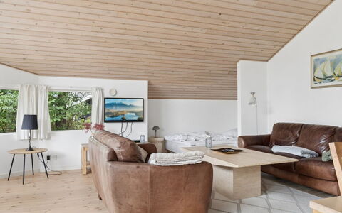 Veljan - 300M from the Sea: Meubilair, Interieur Ontwerp, Flooring, Hout, Plafond, Verdieping, Bankstel, Houten Vloer, Kamer, Woonkamer