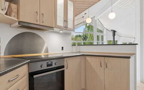 Veljan - 300M from the Sea: Interieur Ontwerp, Flooring, Hout, Keuken, Plafond, Lichte Inrichting, Countertop, Verlichting, Verdieping, Meubilair
