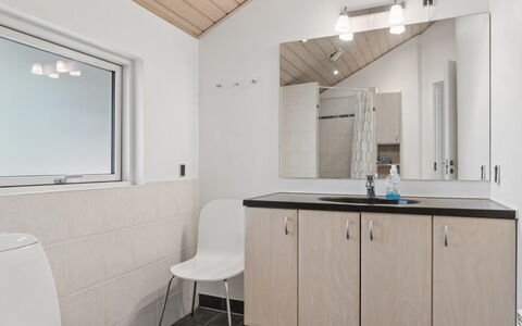Veljan - 300M from the Sea: Loodgieterswerkinrichting, Interieur Ontwerp, Muur, Wastafel In De Badkamer, Flooring, Wastafel, Badkamer, Badkamerkast, Verdieping, Kraan
