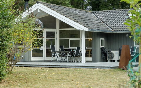 Veljan - 300M from the Sea: Huis, Dak, Huis, Verblijf, Struik, Groundcover, Landgoed, Boerderij, Siding, Garden Gebouwen