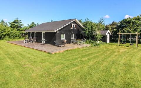 Ruka - 600M from the Sea: Hout, Huis, Meubilair, Plafond, Verblijf, Woonkamer, Hardwood, Stoel, Houten Vloer