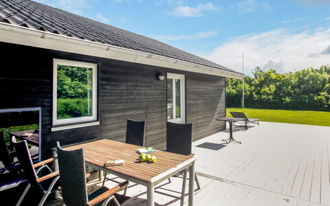 Ruka - 600M from the Sea: Hout, Huis, Meubilair, Plafond, Verblijf, Woonkamer, Hardwood, Stoel, Houten Vloer