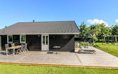 Ruka - 600M from the Sea: Hout, Huis, Meubilair, Plafond, Verblijf, Woonkamer, Hardwood, Stoel, Houten Vloer