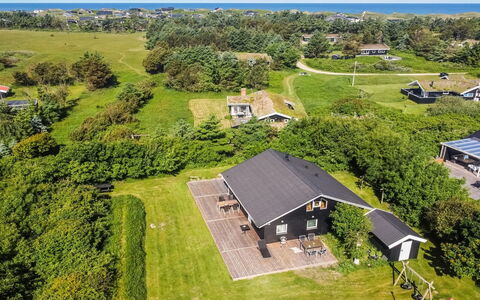 Ruka - 600M from the Sea: Hout, Huis, Meubilair, Plafond, Verblijf, Woonkamer, Hardwood, Stoel, Houten Vloer