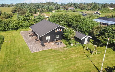 Ruka - 600M from the Sea: Hout, Huis, Meubilair, Plafond, Verblijf, Woonkamer, Hardwood, Stoel, Houten Vloer