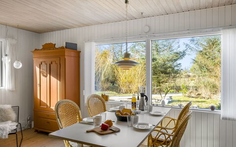 Ruka - 600M from the Sea: Meubilair, Interieur Ontwerp, Hout, Flooring, Plafond, Stoel, Tafel, Eetkamer, Verlichting, Lichte Inrichting