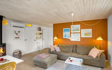 Ruka - 600M from the Sea: Interieur Ontwerp, Meubilair, Muur, Flooring, Bankstel, Hout, Plafond, Verdieping, Kamer, Woonkamer