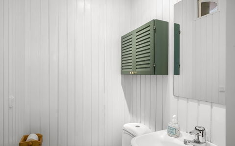 Ruka - 600M from the Sea: Loodgieterswerkinrichting, Interieur Ontwerp, Badkamer, Plafond, Flooring, Wastafel, Verdieping, Kraan, Loodgieter, Badkamerkast