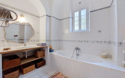 Casa Memmi Mouriès: Flooring, Muur, Loodgieterswerkinrichting, Verdieping, Interieur Ontwerp, Badkamer, Kraan, Plafond, Loodgieter, Wastafel