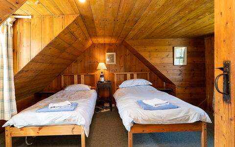 Strathnoon: Bed, Meubilair, Slaapkamer, Hout, Interieur Ontwerp, Verdieping, Plafond, Flooring, Laken, Bedding