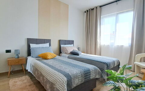 Nona: Bed, Meubilair, Interieur Ontwerp, Slaapkamer, Bedding, Verdieping, Flooring, Laken, Kamer, Hout
