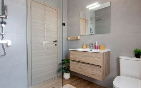 Nona: Flooring, Loodgieterswerkinrichting, Verdieping, Badkamer, Badkamerkast, Interieur Ontwerp, Toilet, Wastafel In De Badkamer, Wastafel, Kraan