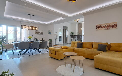 Nona: Appartement, Condominium, Gemengd Gebruik, Hotel, Balkon