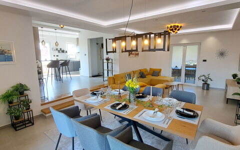 Nona: Meubilair, Interieur Ontwerp, Flooring, Hout, Stoel, Eetkamer, Keuken En Eettafel, Tafel, Plafond, Verdieping