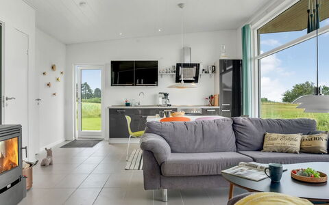Apsolon - 100M from the Sea: Flooring, Verdieping, Huis, Woonkamer, Bankstel, Plafond, Huishoudapparatuur, Stoel, Slaapbank