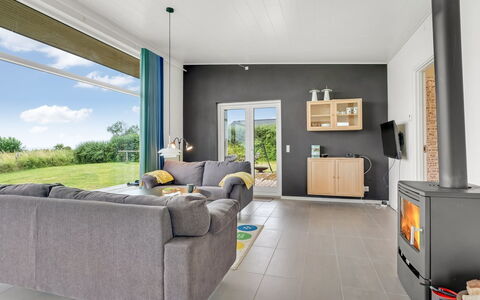 Apsolon - 100M from the Sea: Flooring, Meubilair, Interieur Ontwerp, Hout, Verdieping, Televisie, Plafond, Woonkamer, Kamer, Huishoudapparatuur