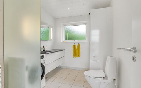 Apsolon - 100M from the Sea: Flooring, Verdieping, Interieur Ontwerp, Loodgieterswerkinrichting, Plafond, Kamer, Toilet, Loodgieter, Huis, Badkamer