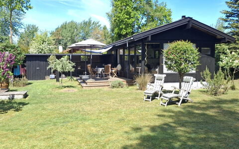 Thorunn - 250M from the Sea: Gras, Huis, Huis, Struik, Woongebied, Dak, Tuin, Verblijf, Land Lot
