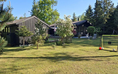 Thorunn - 250M from the Sea: Boom, Gras, Huis, Struik, Tuin, Huis, Gazon, Land Lot, Verblijf