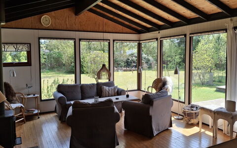 Thorunn - 250M from the Sea: Meubilair, Interieur Ontwerp, Hout, Plafond, Flooring, Verdieping, Verlichting, Tafel, Kamer, Stoel